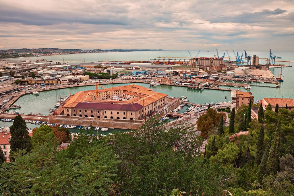 Veduta del porto e della Mole Vanvitelliana