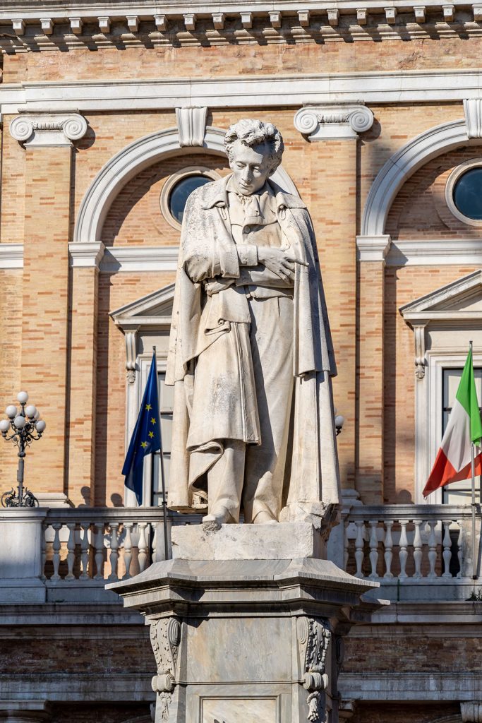 La statua di Giacomo Leopardi